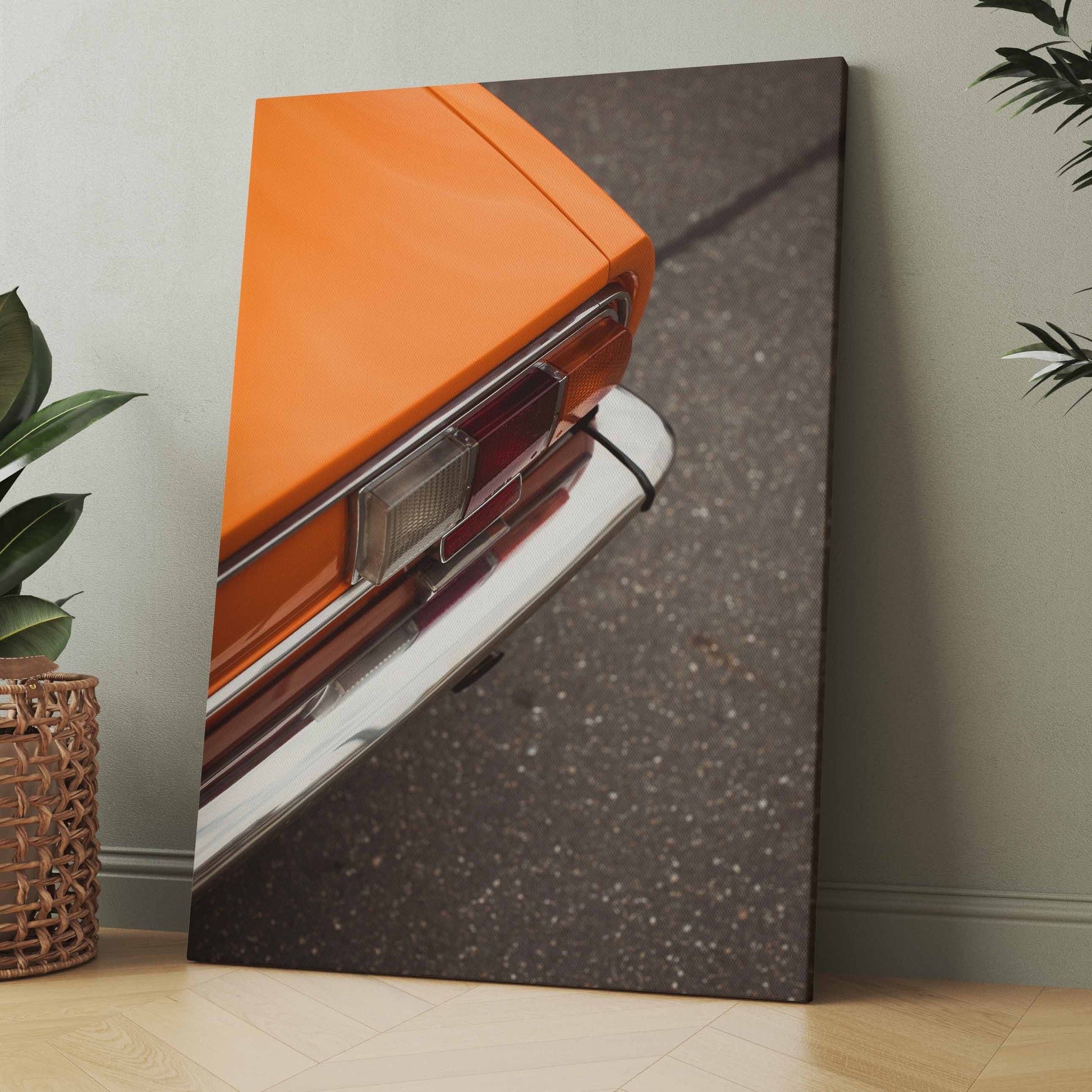 Oldtimer Orange Wandbild: orangefarbene Fahrzeugfront auf dunklem Hintergrund
