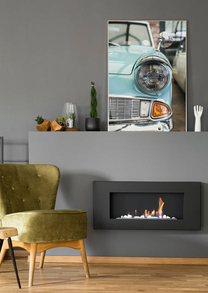 Oldtimer-Wandkunst: hellblaues Oldtimer-Auto, Front mit Scheinwerfern und Blinker