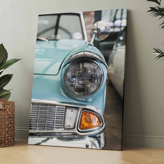 Oldtimer-Wandkunst: hellblaues Auto mit runden Scheinwerfern und Grill