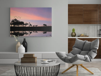 Leinwandbild an der Wand: Giraffen-Silhouetten im Sonnenuntergang, mit Spiegelung.