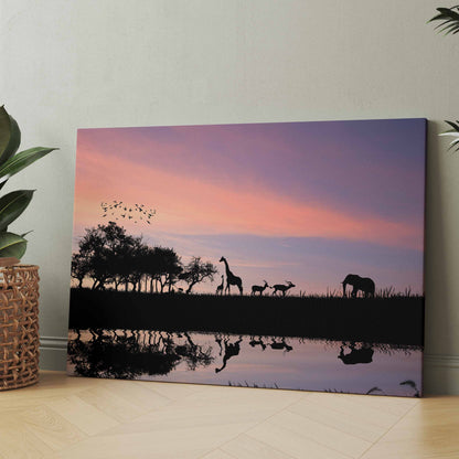 Leinwandbild mit Naturmotiv: Giraffen-Silhouetten im Sonnenuntergang, mit Spiegelung.