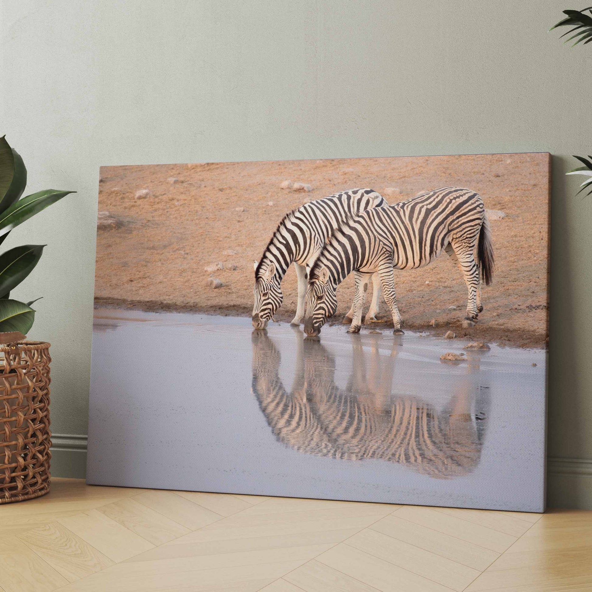 Leinwand mit zwei trinkenden Zebras am Wasser, gespiegelte Reflexion