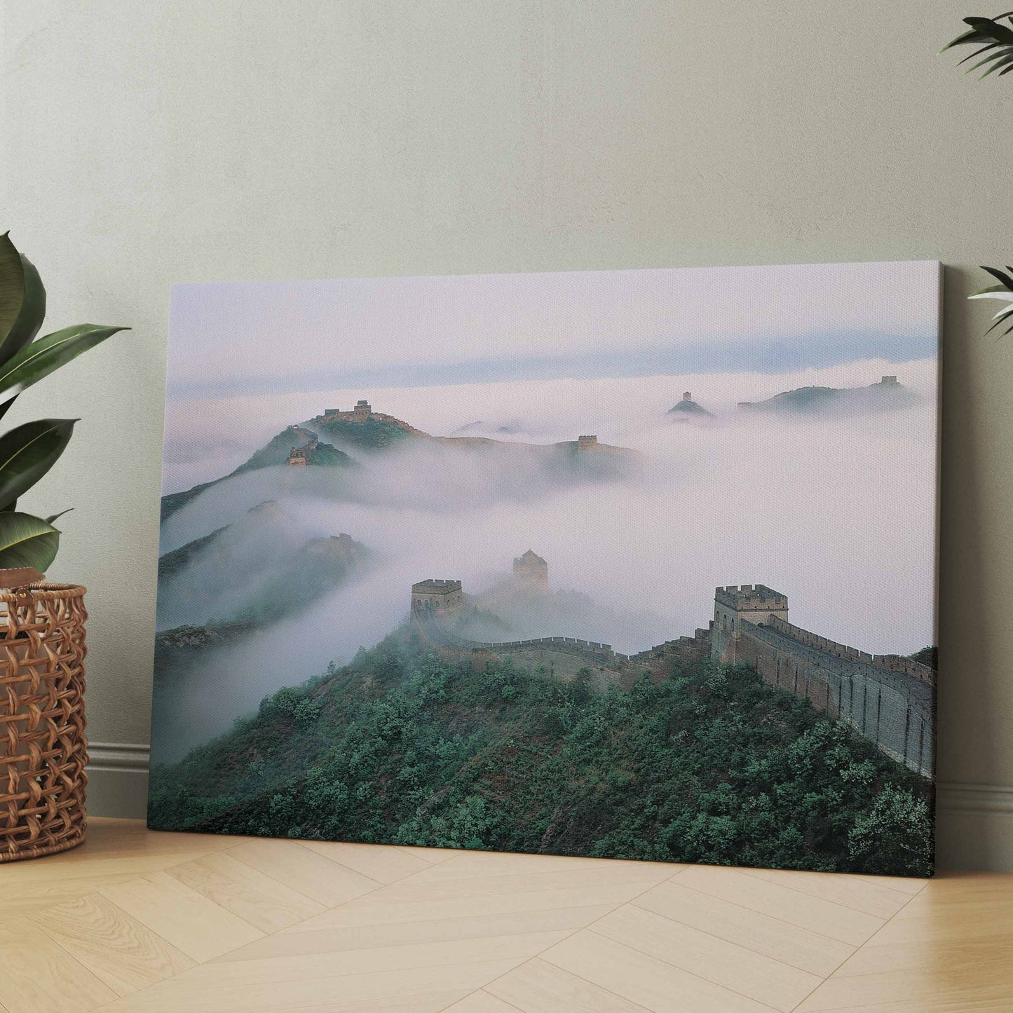 Leinwand mit Mauerlandschaft im Nebel über grünen Hügeln