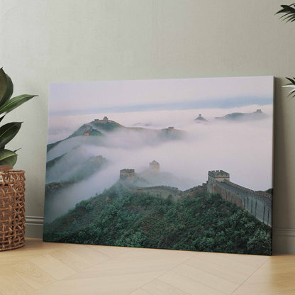 Leinwand mit Mauerlandschaft im Nebel über grünen Hügeln