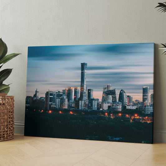 Stadtbild bei Nacht mit Skyline und beleuchteten Hochhäusern im blauen Abendhimmel