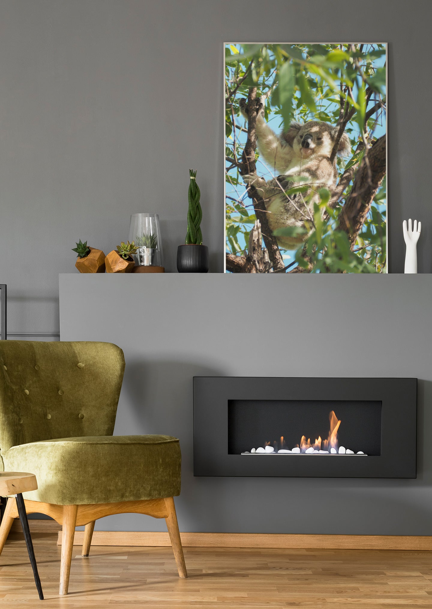 Wandbild mit Koala im Baum, umgeben von grünen Blättern und blauem Himmel