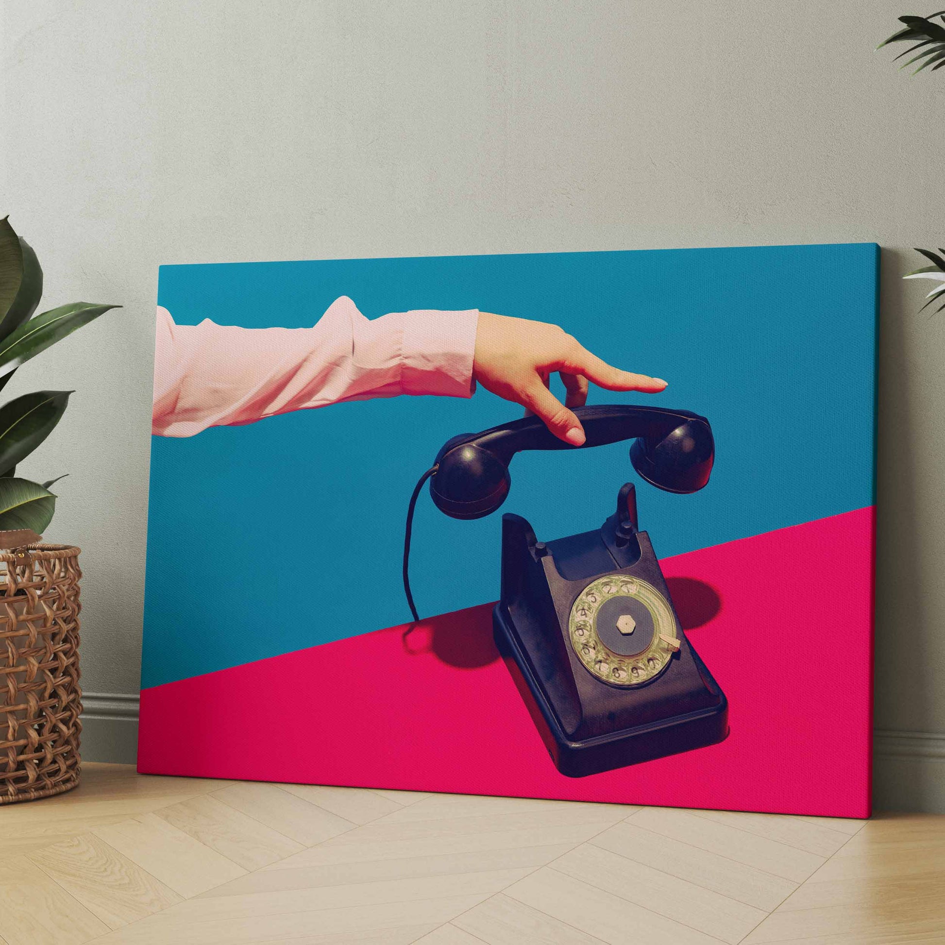 Vintage-Telefonmotiv: schwarzes Telefon und Hand über blau-rosa Fläche