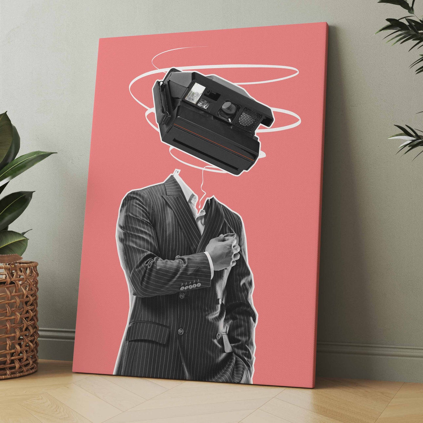 Poster mit Vintage-Camera-Motiv: Mann im Anzug, rosa Hintergrund, Kamera und Umrisse