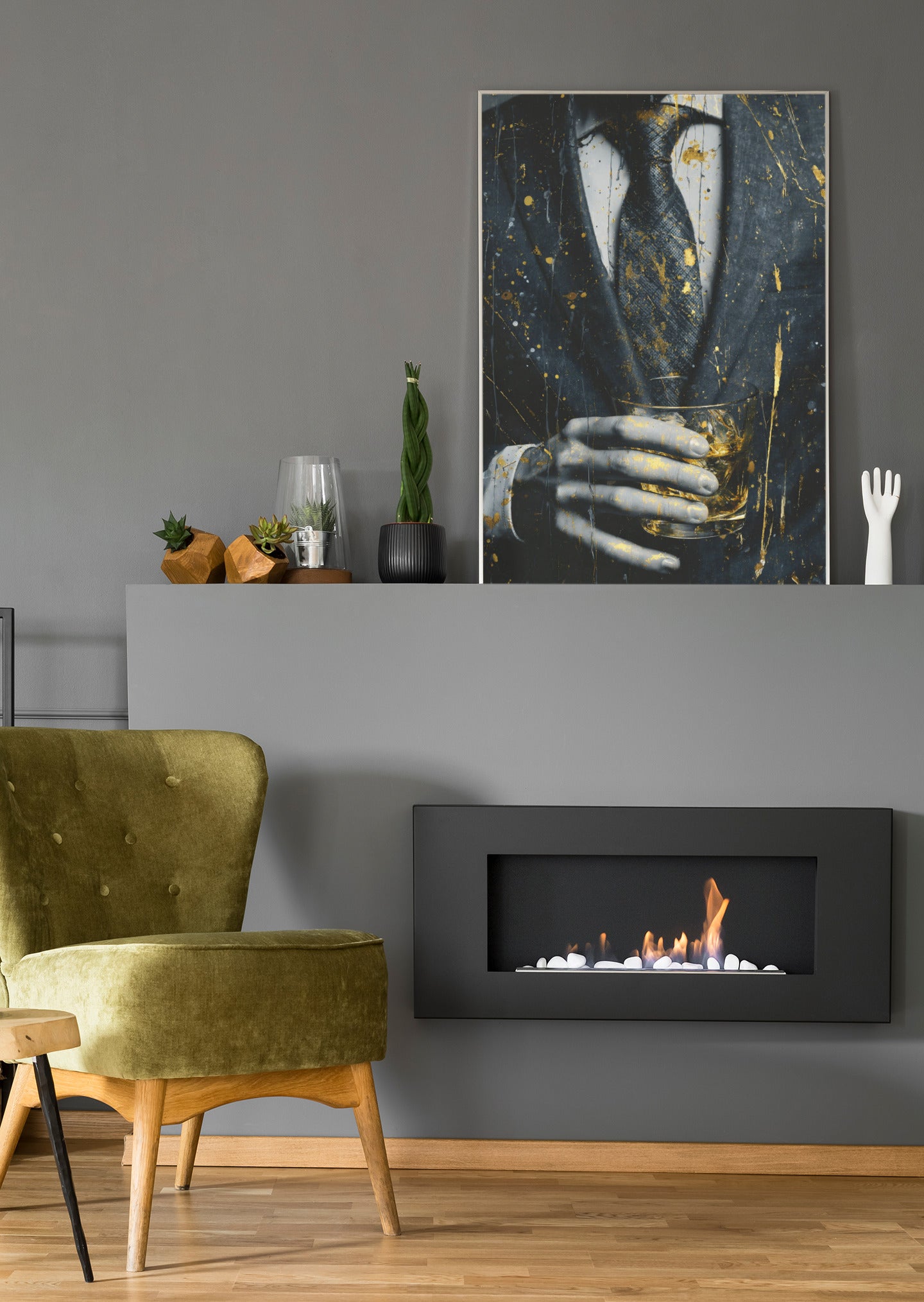 Wandkunst im Rahmen: Anzug, Whiskyglas und goldene Spritzer auf dunklem Grund