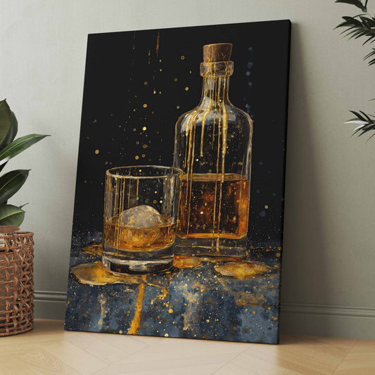 Leinwandposter mit Whiskyflasche und Whiskyglas, goldene Spritzer auf dunklem Grund