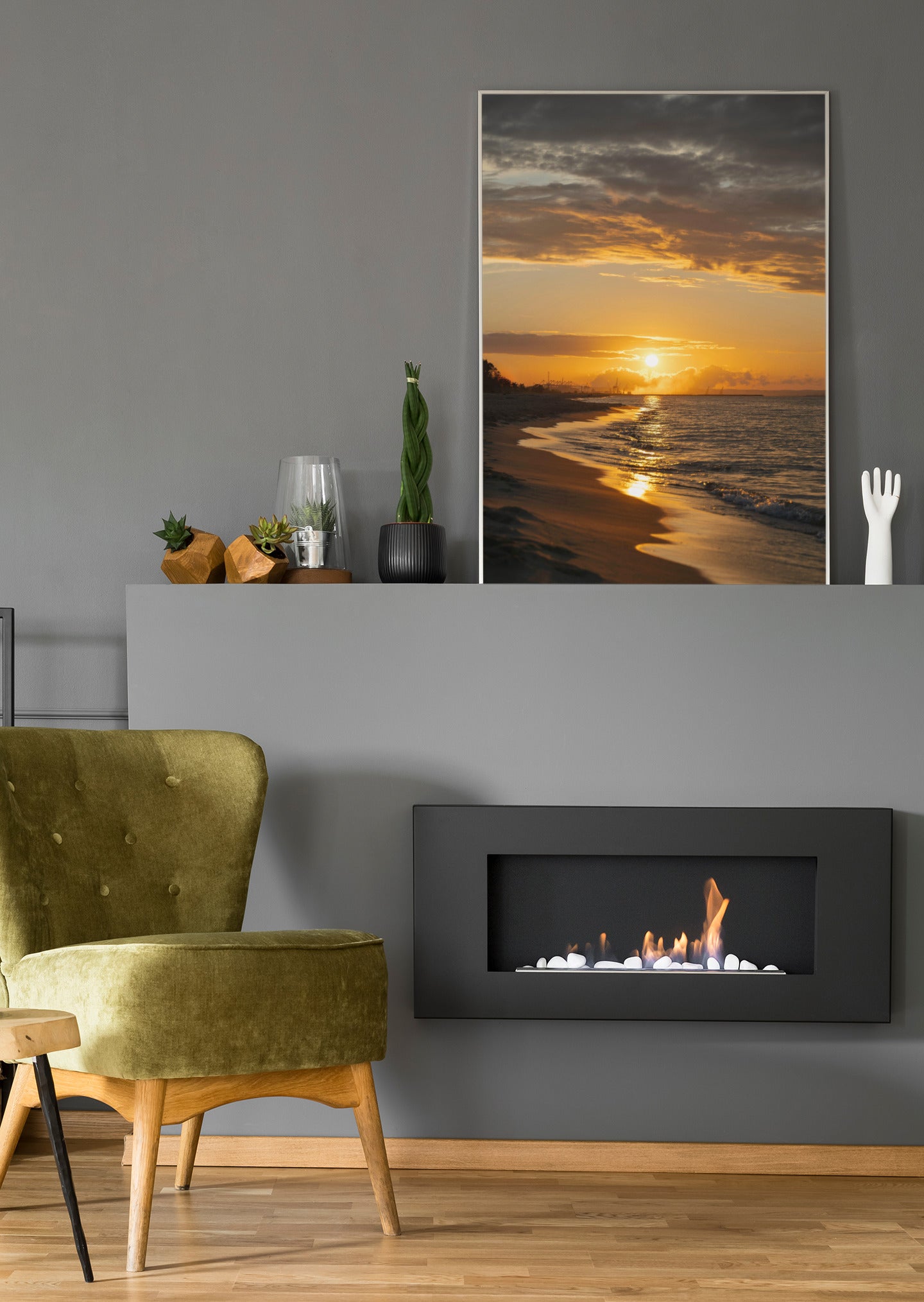 Rechteckige Leinwand mit Sonnenuntergang am Strand; ruhige Meereswellen und Lichtreflexe
