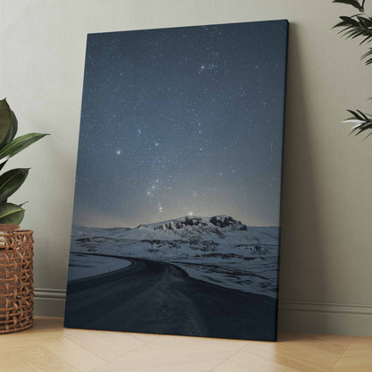 Leinwand mit Sternenhimmel und verschneiter Landschaft in dunklem Blau