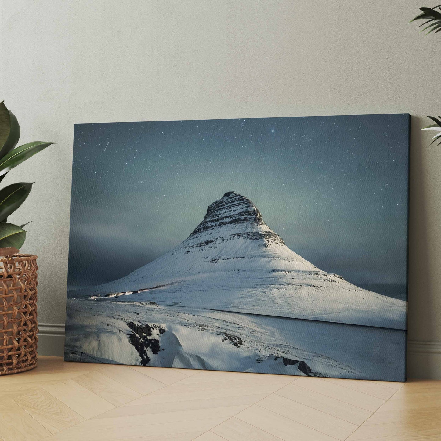 Leinwand mit schneebedecktem Berggipfel bei Nacht und klarer Sternenlandschaft