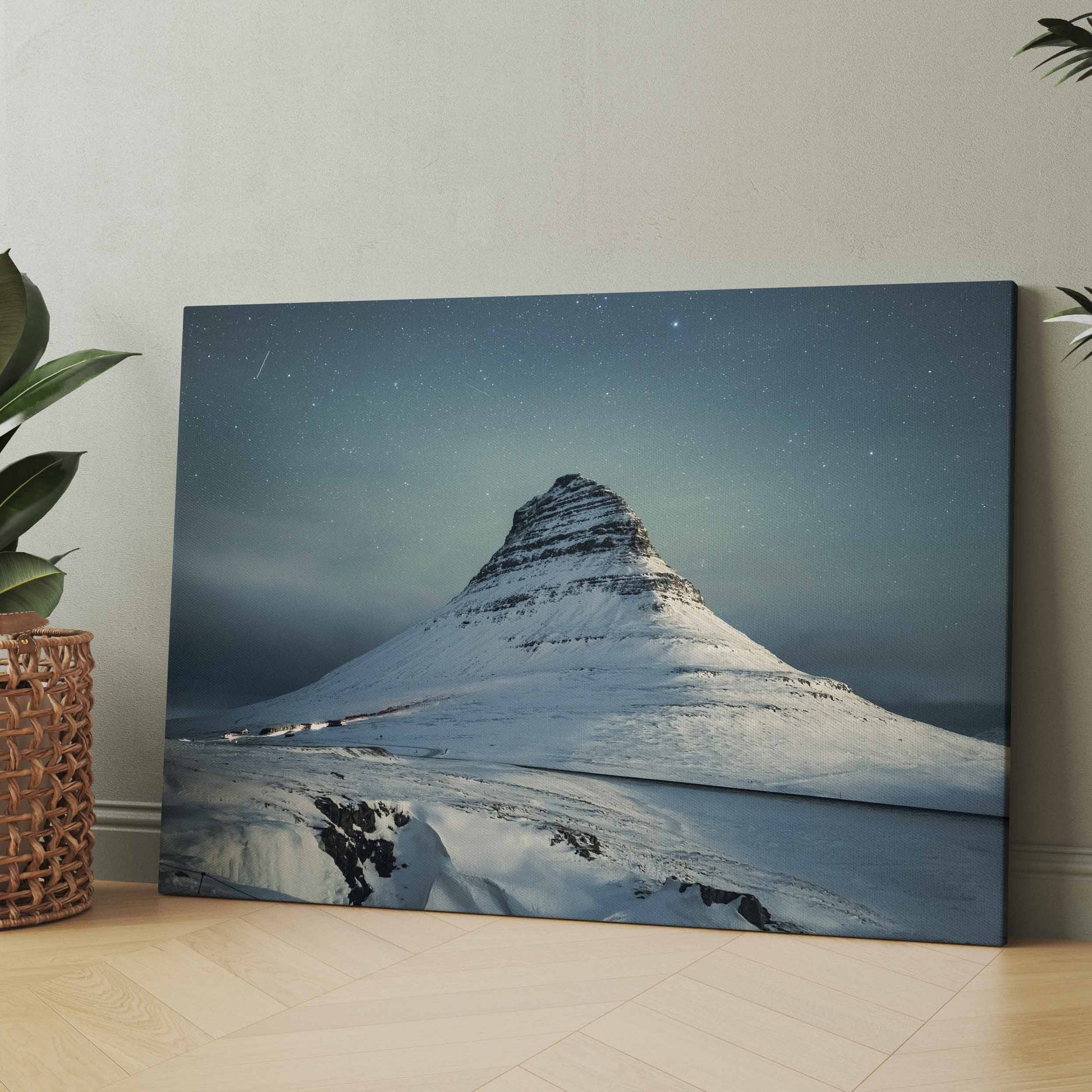 Leinwand mit schneebedecktem Berggipfel bei Nacht und klarer Sternenlandschaft