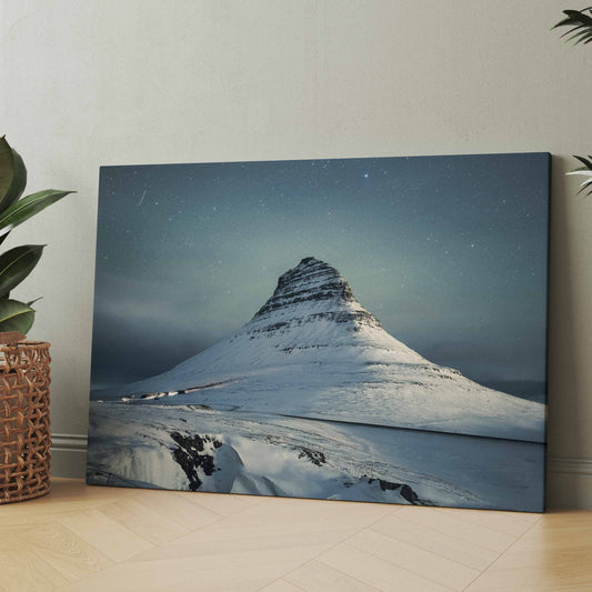 Leinwand mit schneebedecktem Berggipfel bei Nacht und klarer Sternenlandschaft