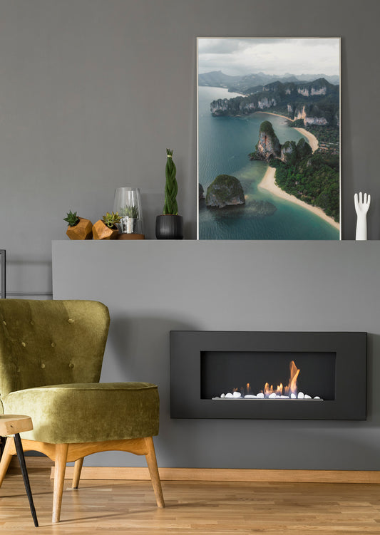 Landschafts-Poster mit türkisfarbener Bucht, Sandstrand und Felsinseln im Rahmen