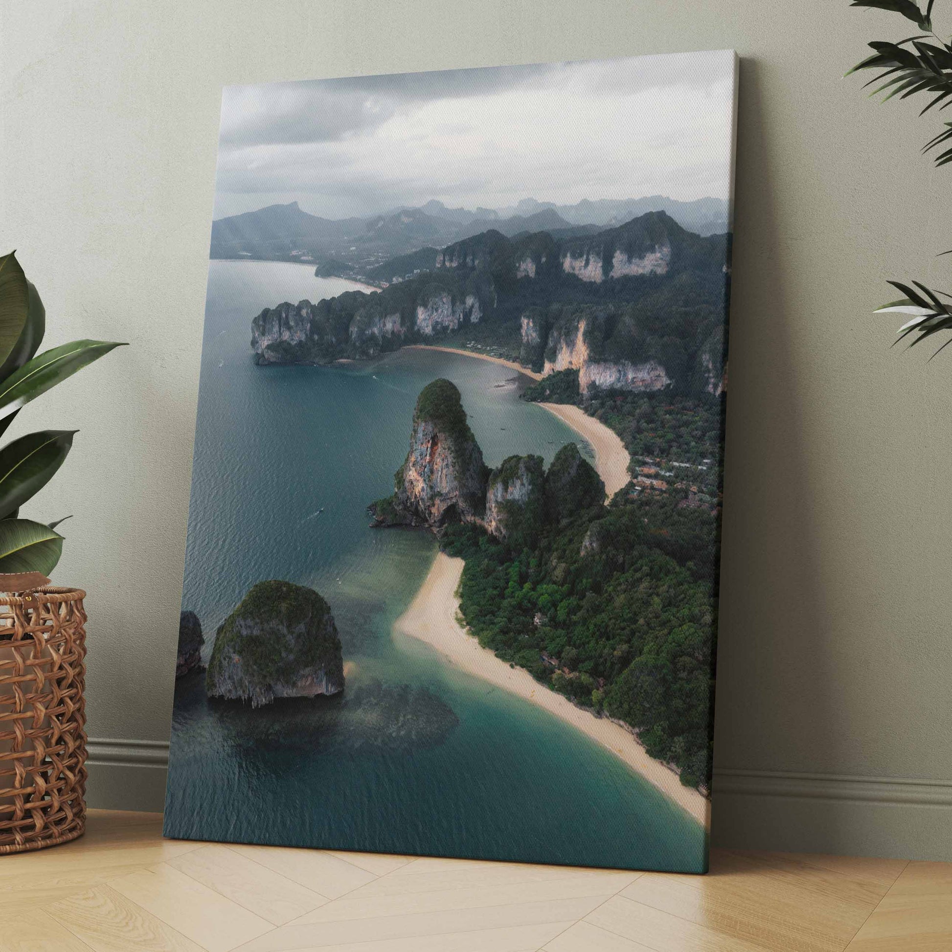 Poster auf Leinwandoptik mit Küste, Sandbucht, hohen Felsen und türkisblauem Wasser
