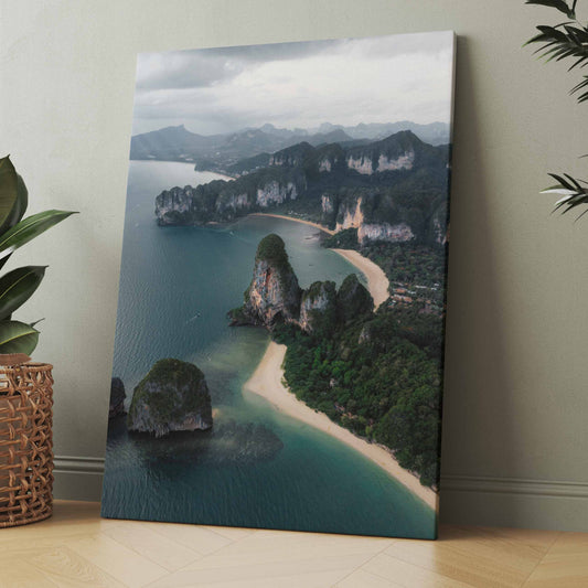 Poster auf Leinwandoptik mit Küste, Sandbucht, hohen Felsen und türkisblauem Wasser