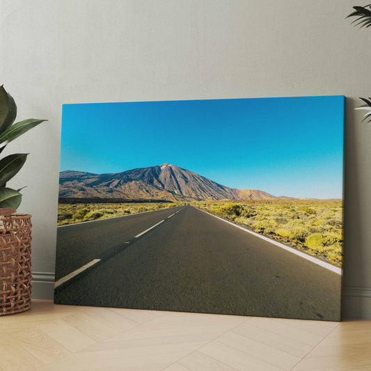 Landschaftsbild: Straße mit Blick auf den Teide-Vulkan unter blauem Himmel