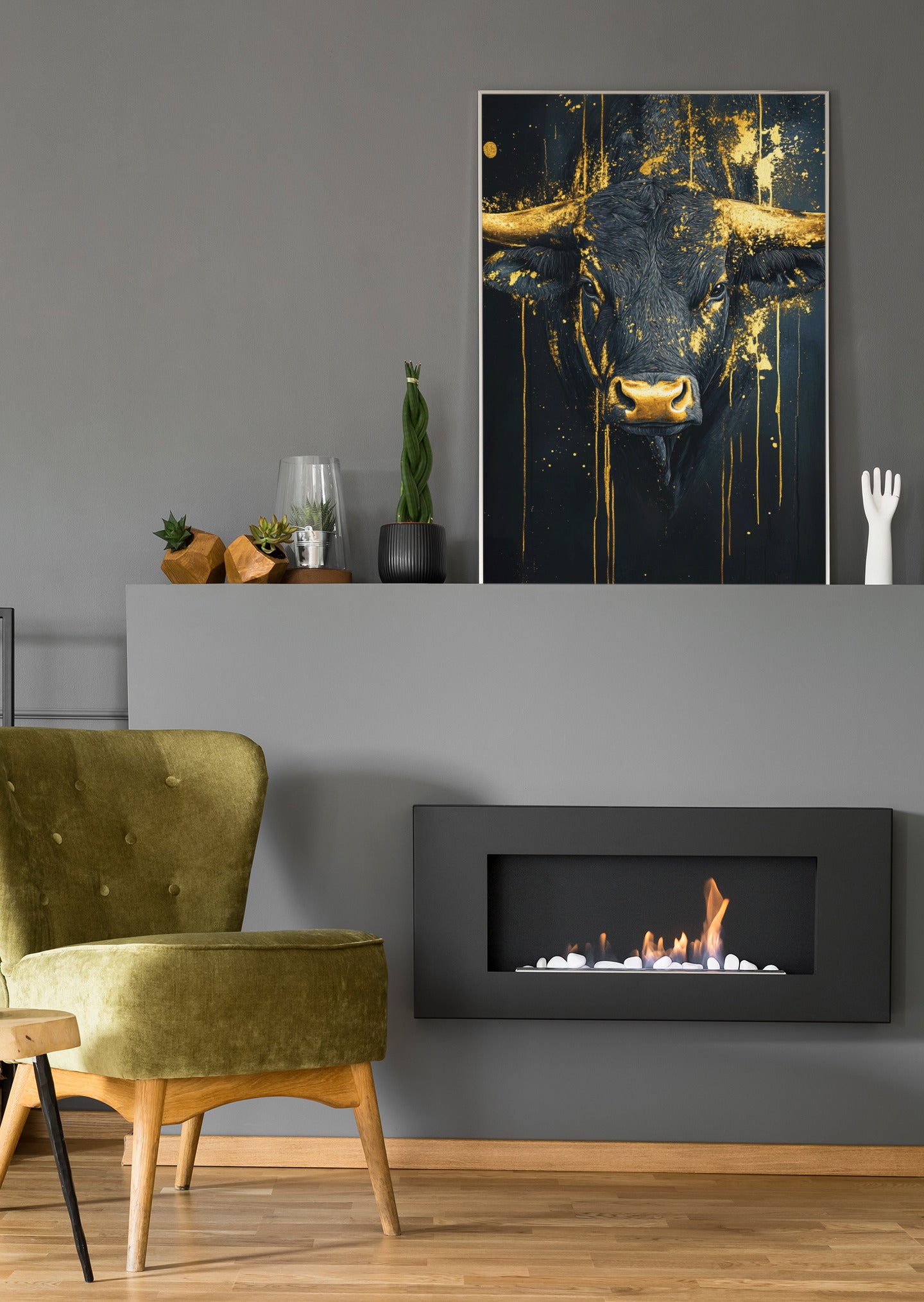 Gerahmtes Wandbild mit Stierkopf in Goldtönen und Spritzern auf dunklem Grund
