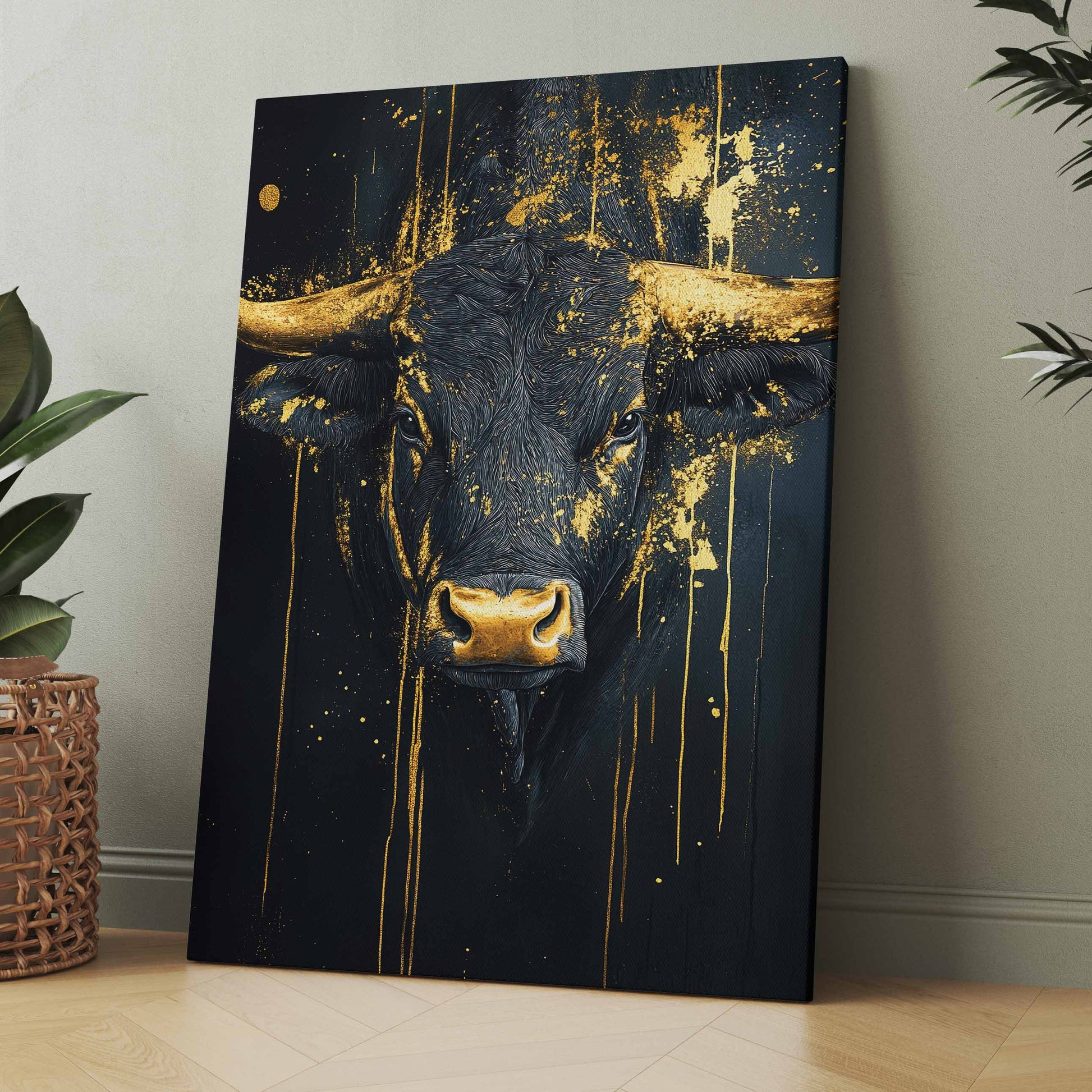 Wandbild: dunkler Stierkopf mit goldenen Spritzern auf schwarzem Hintergrund