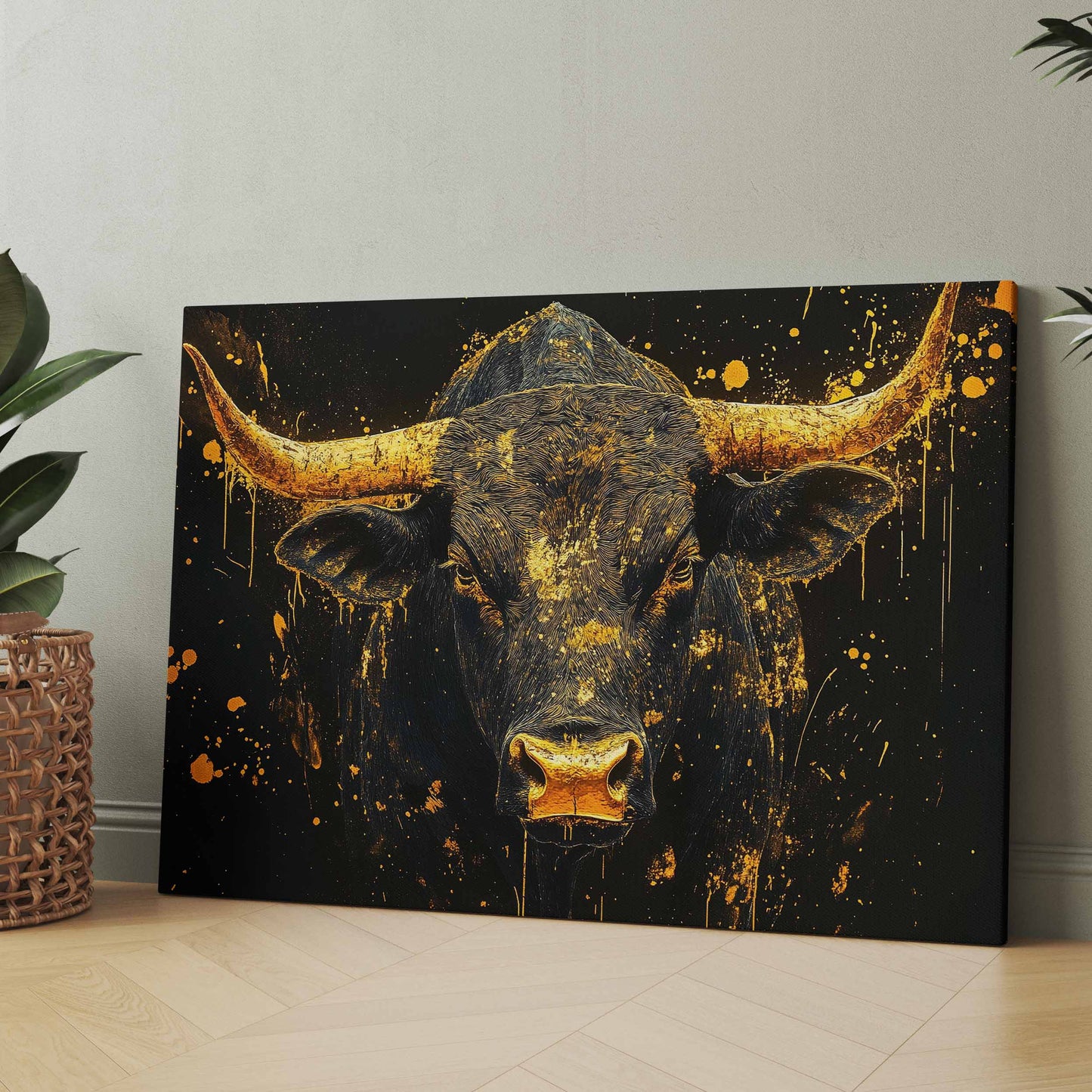 Wandbild: goldener Stierkopf mit Hörnern auf dunklem Hintergrund, Spritzdekor