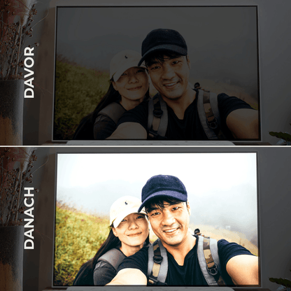 LED-Wandbild mit Wunschmotiv im Rahmen, zwei Familienfotos übereinander